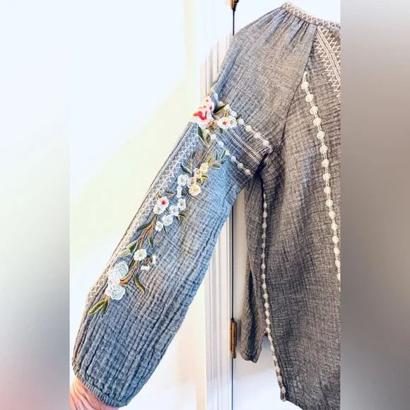 Johnny Was Workshop Gray Cream Embroidered Floral V-Neck Tunic Tassels medium - Picture 8 of 10